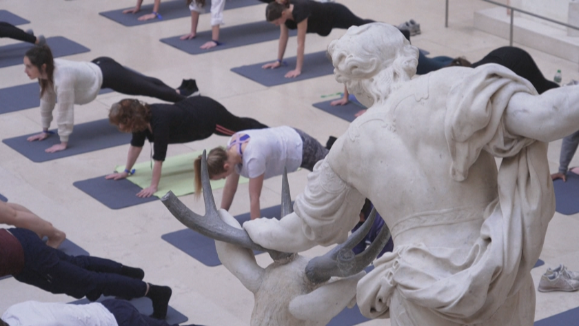 Снимка: Ентусиасти се събраха, за да тренират пред погледа на статуи и картини в Лувъра