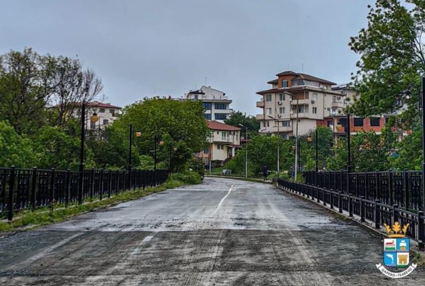 отвориха автомобили моста нестинарка разрушен наводнението царево