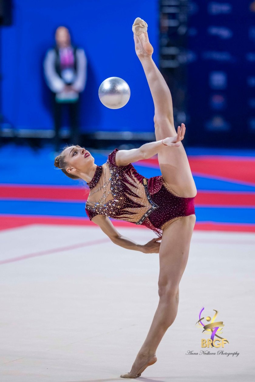 калейн поведе квалификациите европейската купа художествена гимнастика баку николова втора момента