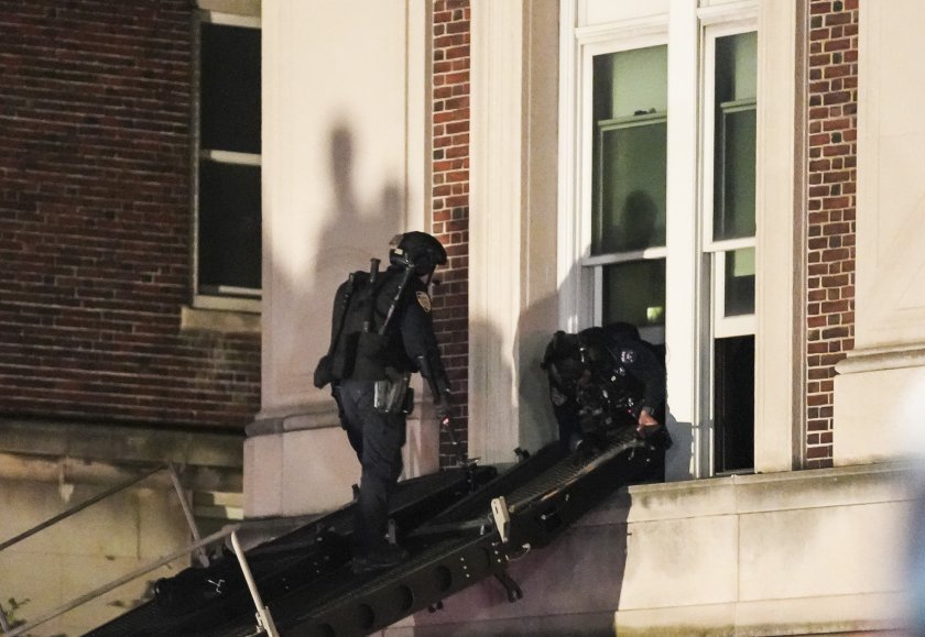 Нюйоркската полиция влезе в Колумбийския университет, където се бяха барикадирали