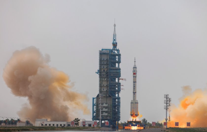 Китай изстреля тричленен екипаж към своята орбитална космическа станция Тянгун