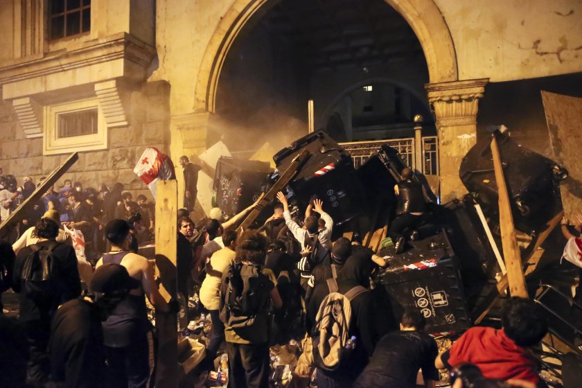 площадът героите грузия блокиран протести скандирания русия