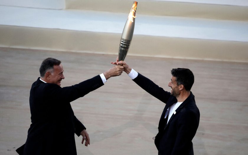 Снимка: Олимпийският огън бе предаден на домакините от Франция в Атина, утре ще отпътува към Марсилия
