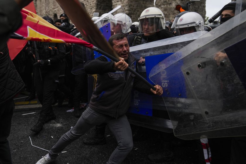 сълзотворен газ бой палки 200 арестувани истанбул деня труда снимки