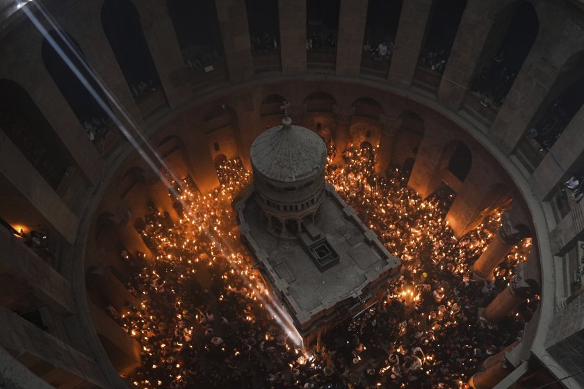 Благодатният огън слезе в Йерусалим в църквата на Божи гроб.Това
