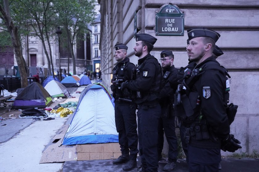 мъж простреля двама полицаи участък париж тежко състояние