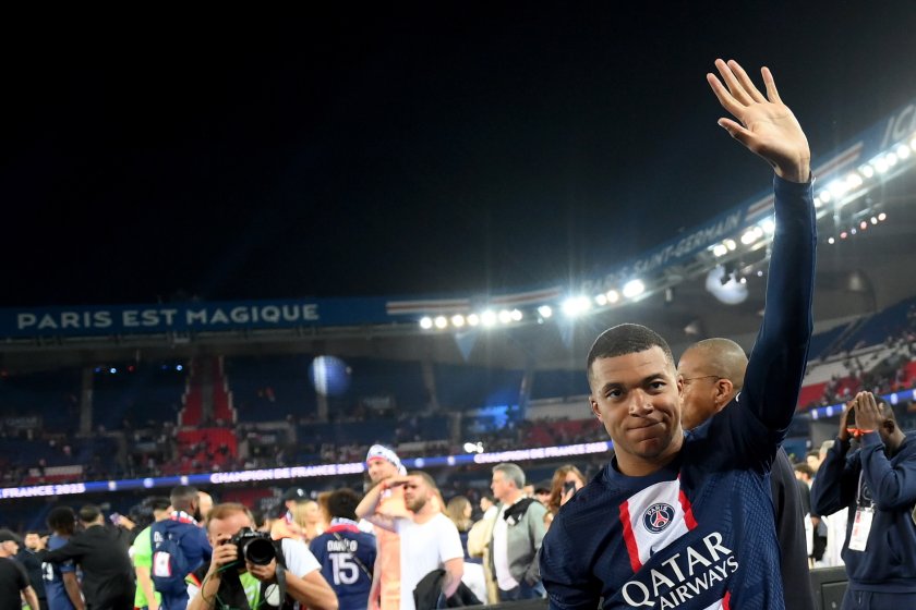 Френската футболна звезда Килиан Мбапе обяви, че след края на
