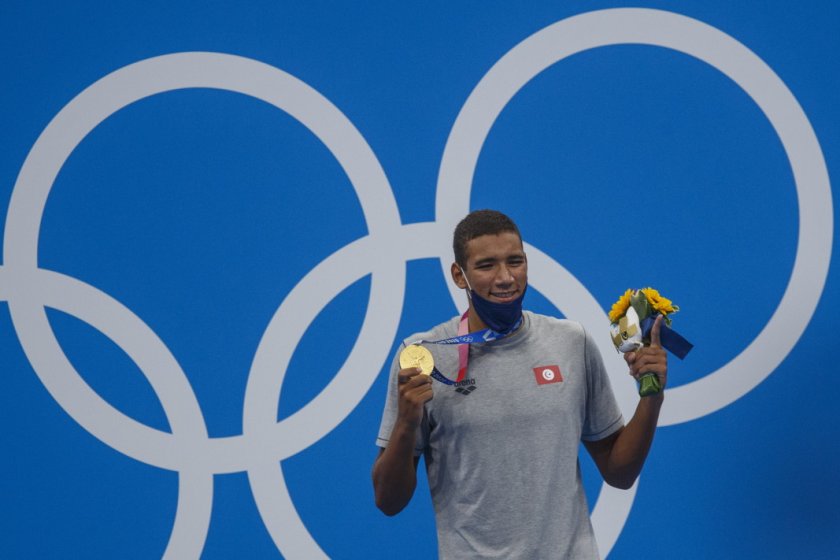 олимпийският шампион 400м свободен стил ахмед хафнауи плува игрите париж
