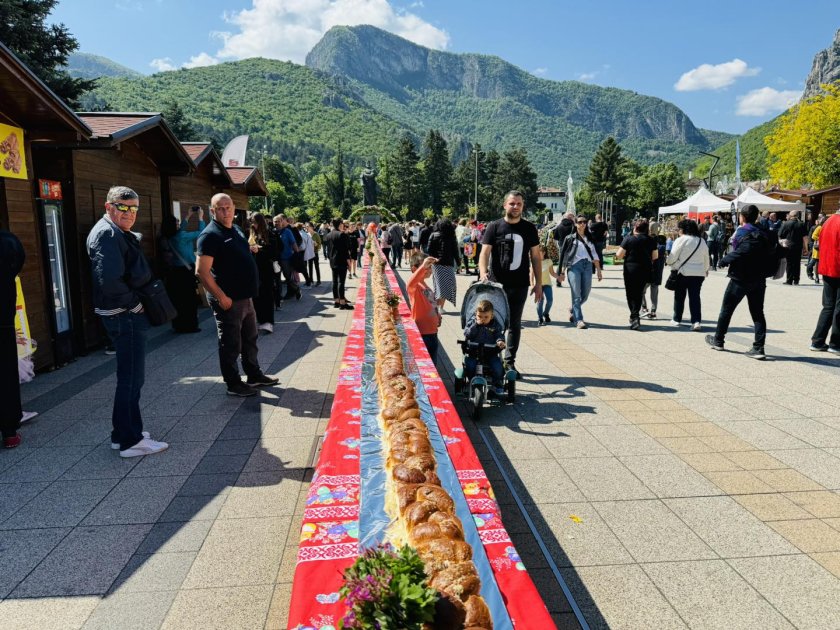 100 метров козунак почерпиха жителите гостите враца великден