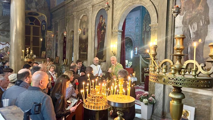 Стотици православни християни посрещнаха Великден под открито небе в Бургас.