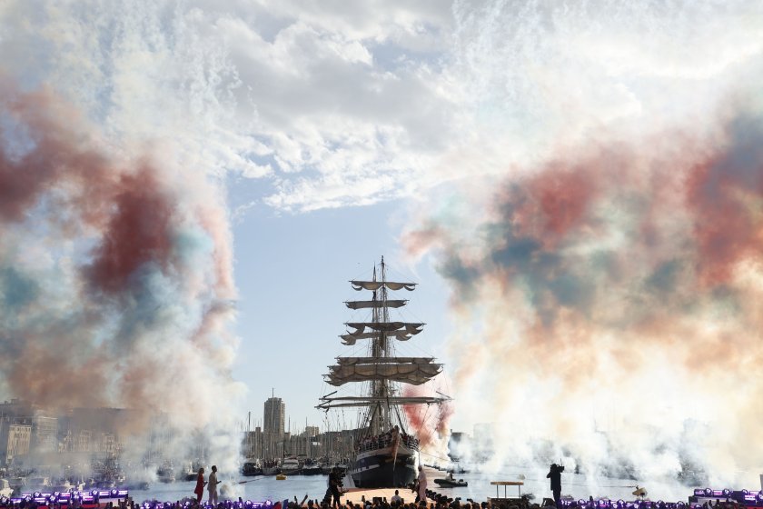 Олимпийският огън пристигна във Франция на борда на тримачтов кораб.