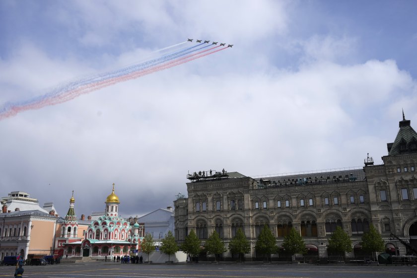 Русия отбеляза с воененни паради Деня на победата - 79