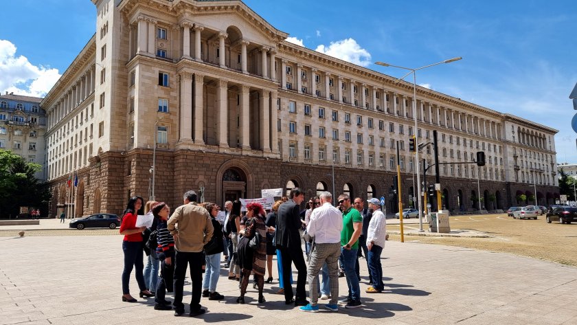 Служители от Областната администрация на София протестираха пред Министерския съвет