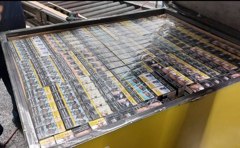 откриха 000 кутии контрабандни цигари укрити режещи машини
