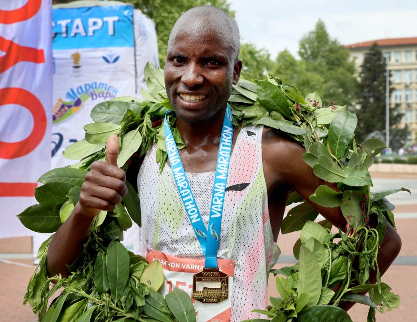 Кенийски атлети триумфираха в класическата дистанция от 42.195 километра в