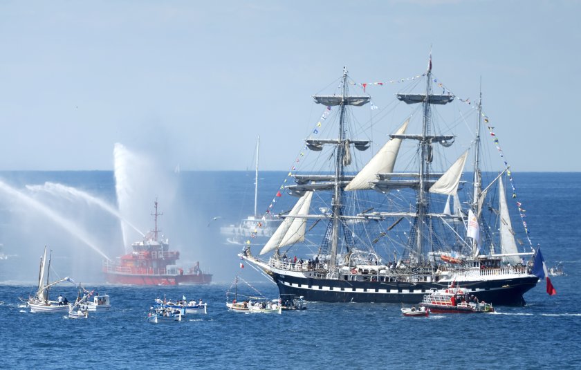 олимпийският огън пристигна франция кораба белем