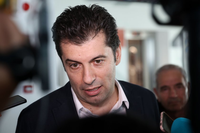 Автомобил на НСО, в който се е возил Кирил Петков,