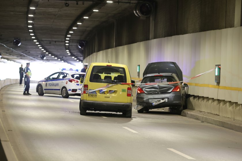 Такси и лека кола са катастрофиралите в тунел Люлин“ в