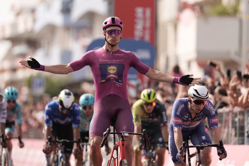 Джонатан Милан спечели 11-ия етап от Обиколката на Италия