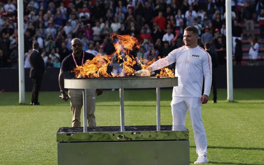 френският ръгбист антоан дюпон запали огъня котела стадион ернест валон тулуза