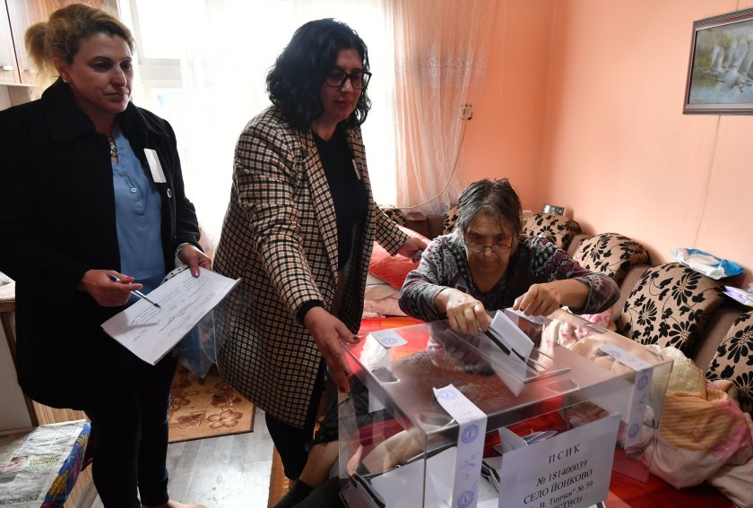 избирателите трайни увреждания подават заявление гласуване подвижна избирателна кутия