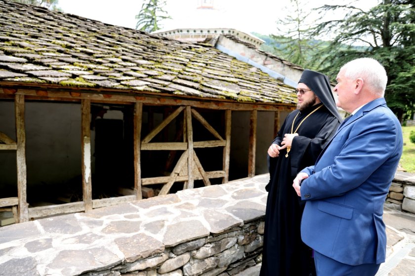 Служебният премиер Димитър Главчев посети Троянския манастир, където беше посрещнат