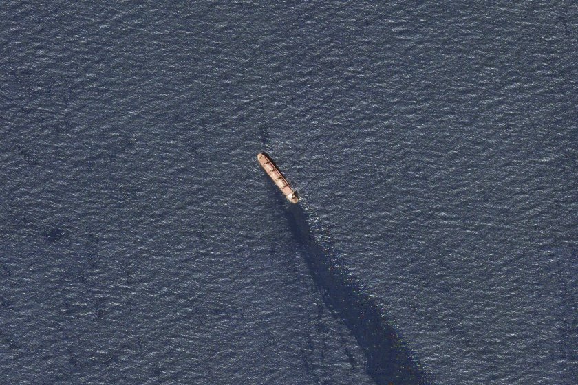 Петролен танкер, плаващ под панамски флаг, е бил улучен от