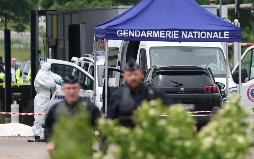 Френски надзиратели са убити при нападение срещу затворнически микробус. Други