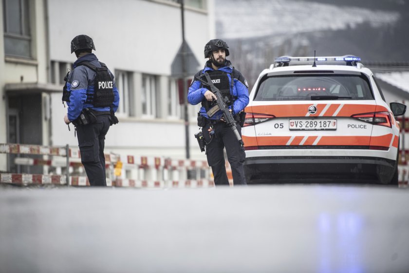 въоръжен мъж нож рани няколко души швейцария