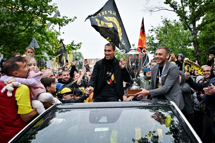 Жълто-черно шествие заля Пловдив. Феновете и футболисти на Ботев направиха