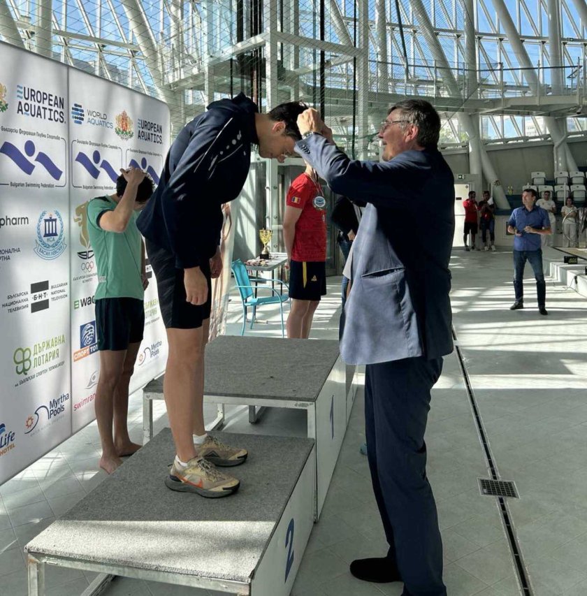 спортният министър георги глушков връчи медалите призьорите свободен стил плувния турнир купата кмета