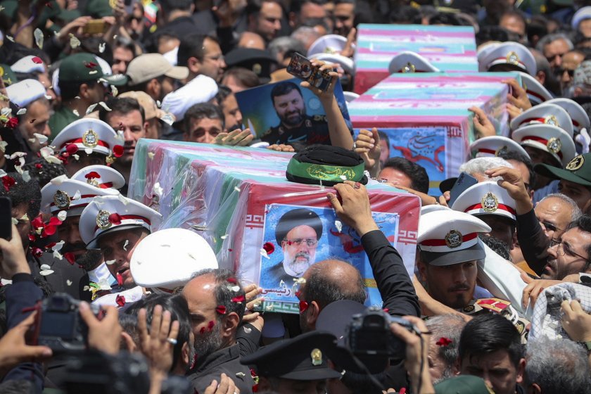 загиналият президент иран ебрахим раиси беше погребан свещения град машхад