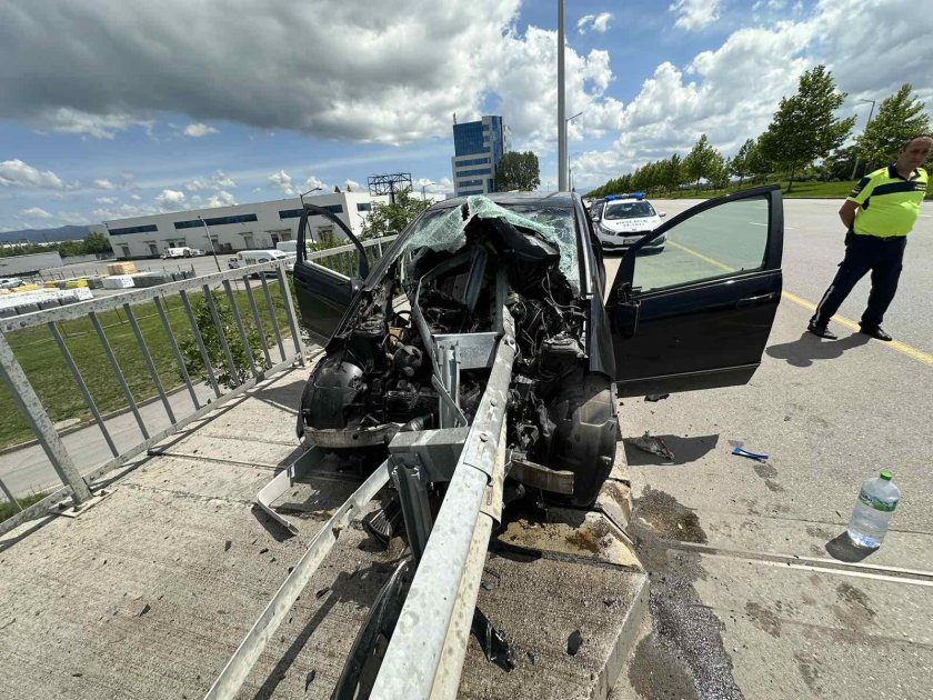 Шофьор е оцелял по чудо при жестока катастрофа в София.