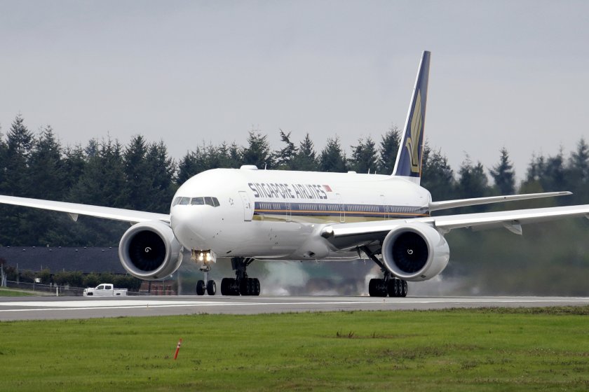 Сингапурските авиолинии се извиниха, след като пътник почина, а десетки