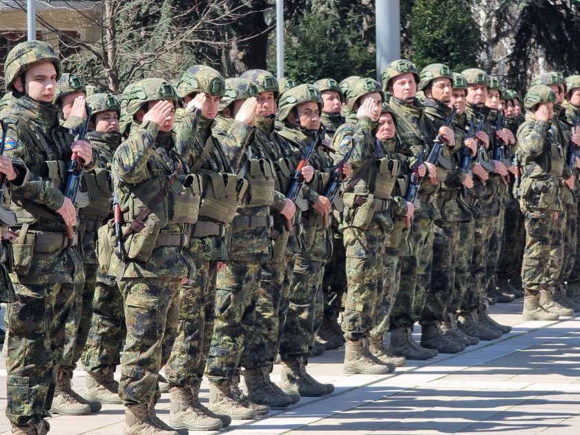 100 български военни подпомагат поддържането сигурността косово