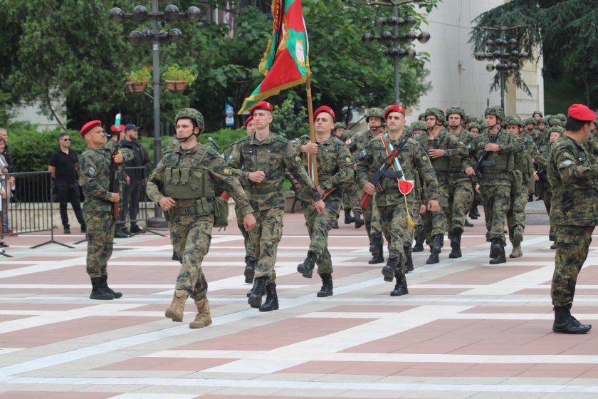 100 български военнослужещи заминават косово
