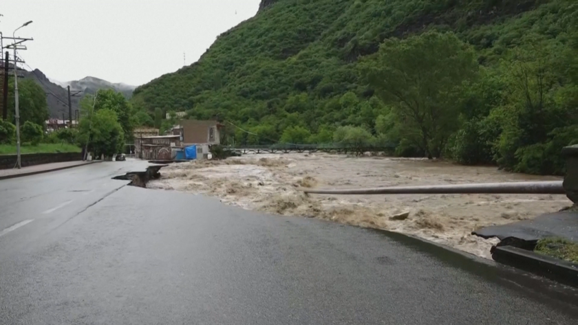 Най-малко трима души са загинали при наводнения в Армения и
