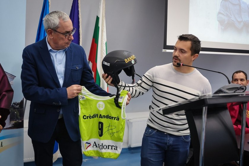 Най-добрият български скиор Алберт Попов направи дарение за Образователния и