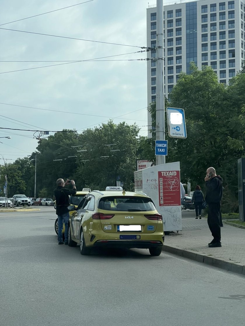 Таксиметров шофьор закачи на стълб на бул. Черни връх, при