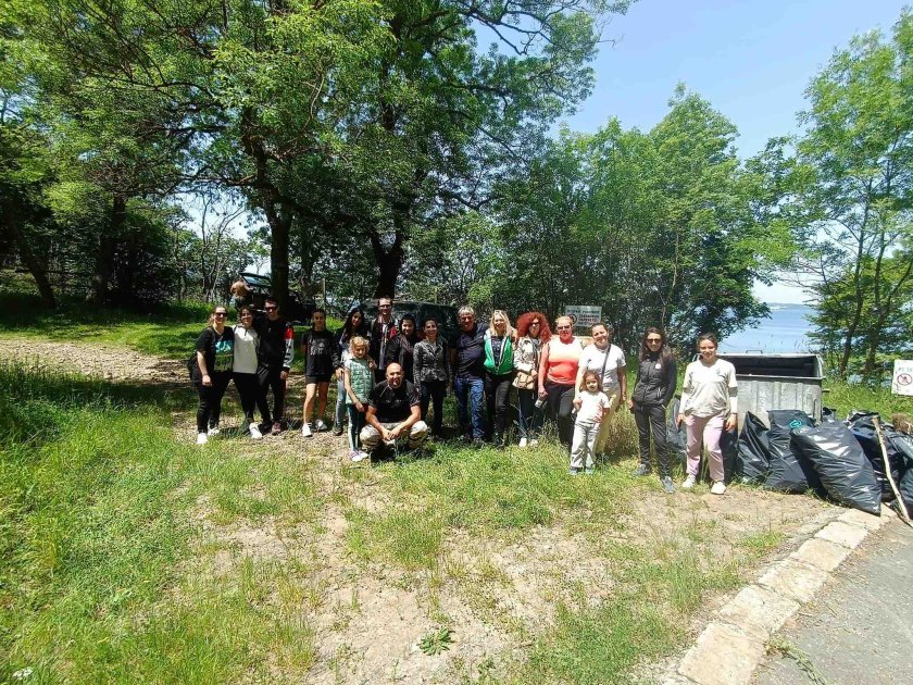 доброволци почистиха устието река ропотамо