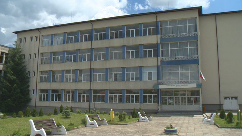 Саморазправа между двама бащи пред училището в село Костенец. Спречкване