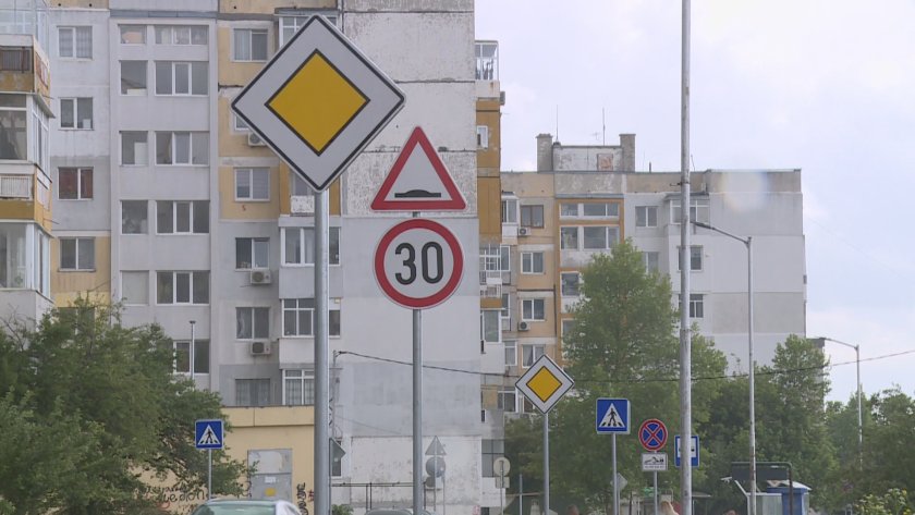 Във Варна има пътни знаци и маркировки, които създават абсурдни