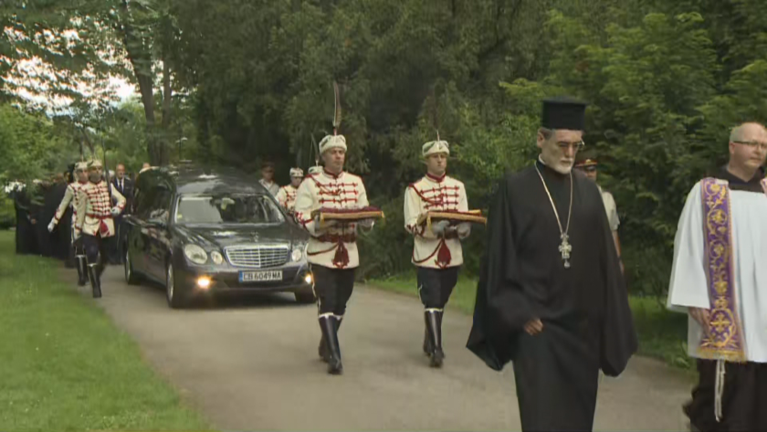 Военният самолет с тленните останки цар Фердинанд кацна на летище