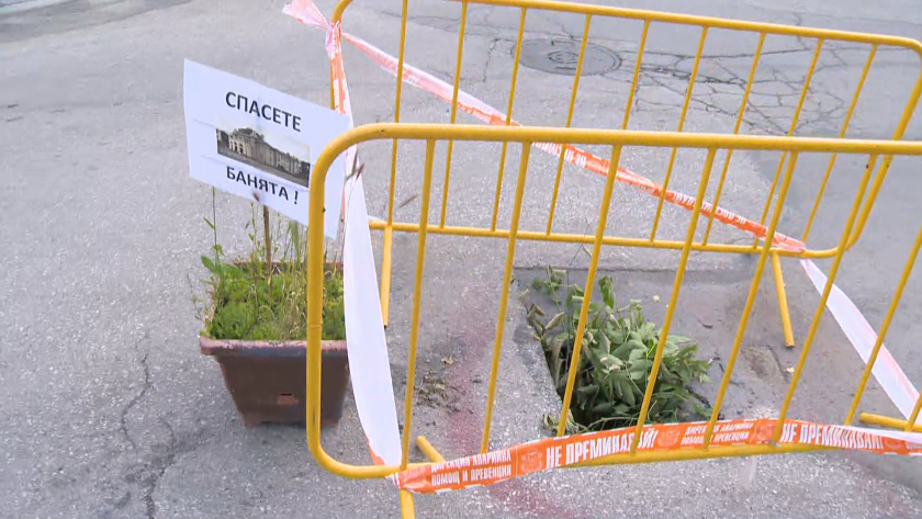 Опасна дупка е зейнала на една от главните улици в