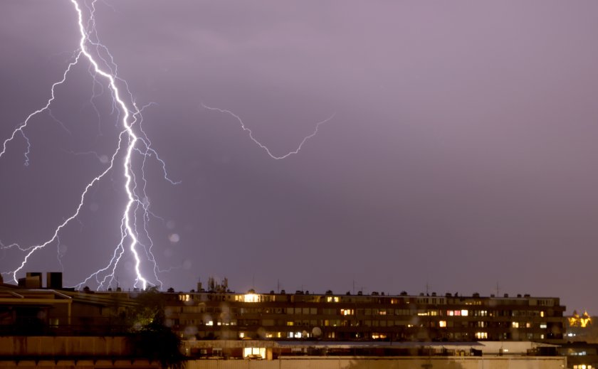 Опасност от градушки и бури в Северозападна и Централна България.