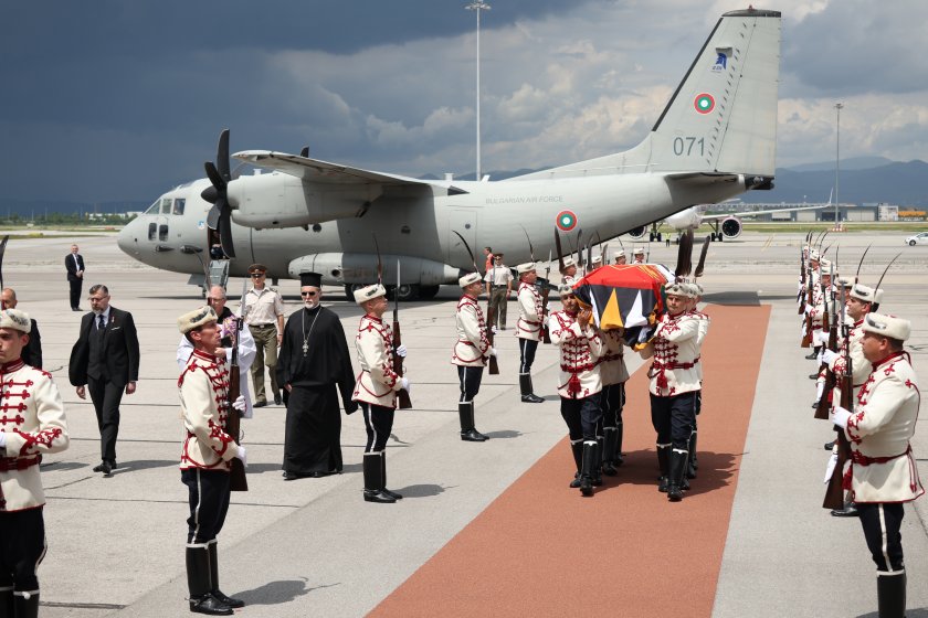 С военен самолет тленните останки на цар Фердинанд пристигнаха в