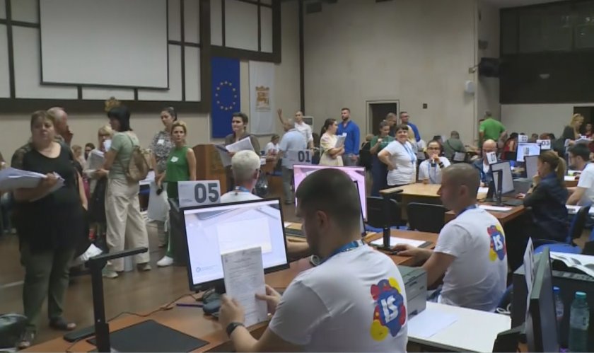 Голямо забавяне при приемането на протоколите в Районните избирателни комисии.
