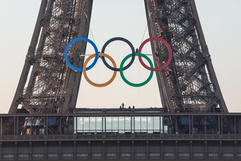 олимпийските кръгове бяха монтирани айфеловата кула париж