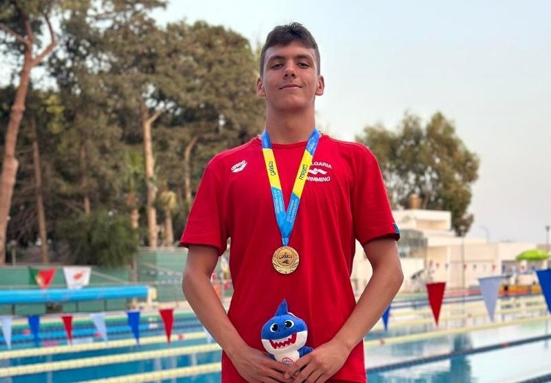 Адриан Йонинов спечели златен медал в плуването на 200 м
