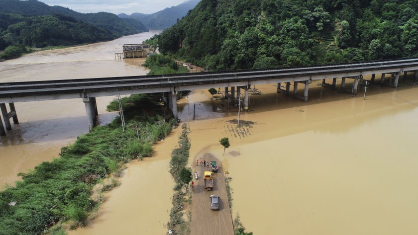 наводненията китай отнеха живота близо души очакват проливни дъждове